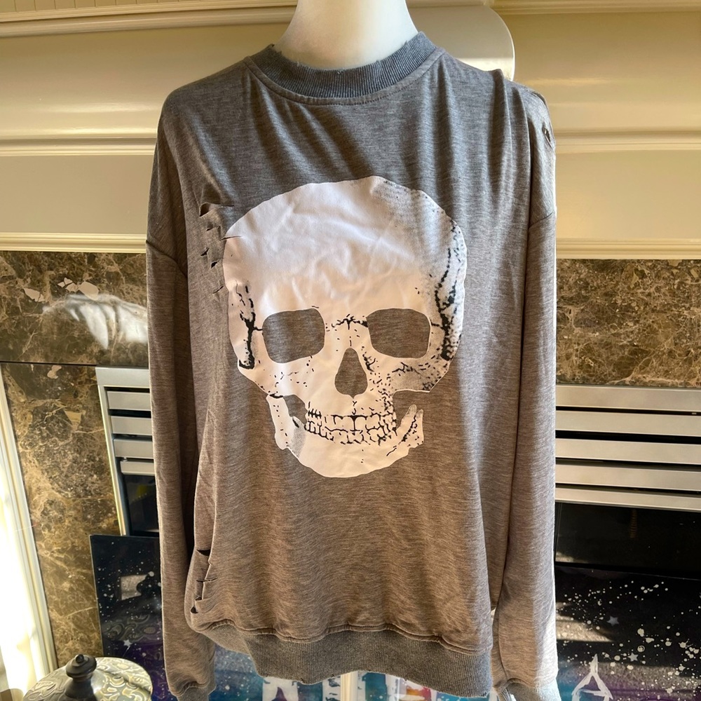Distressed Grey Skull Long -Sleeved Sweatshirt